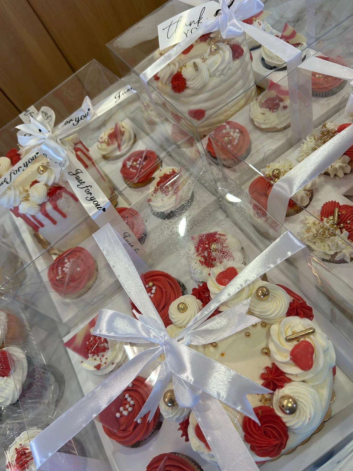 Coordinated cake and cupcake gift boxes
