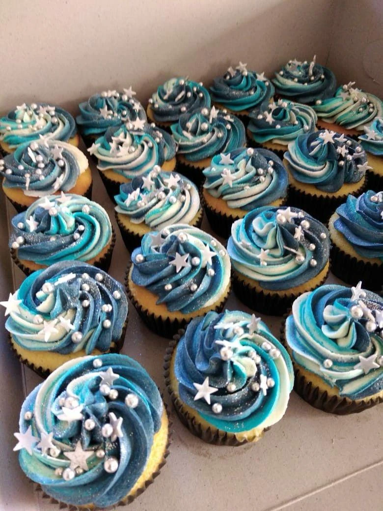 Blue and white cupcakes with stars and pearls
