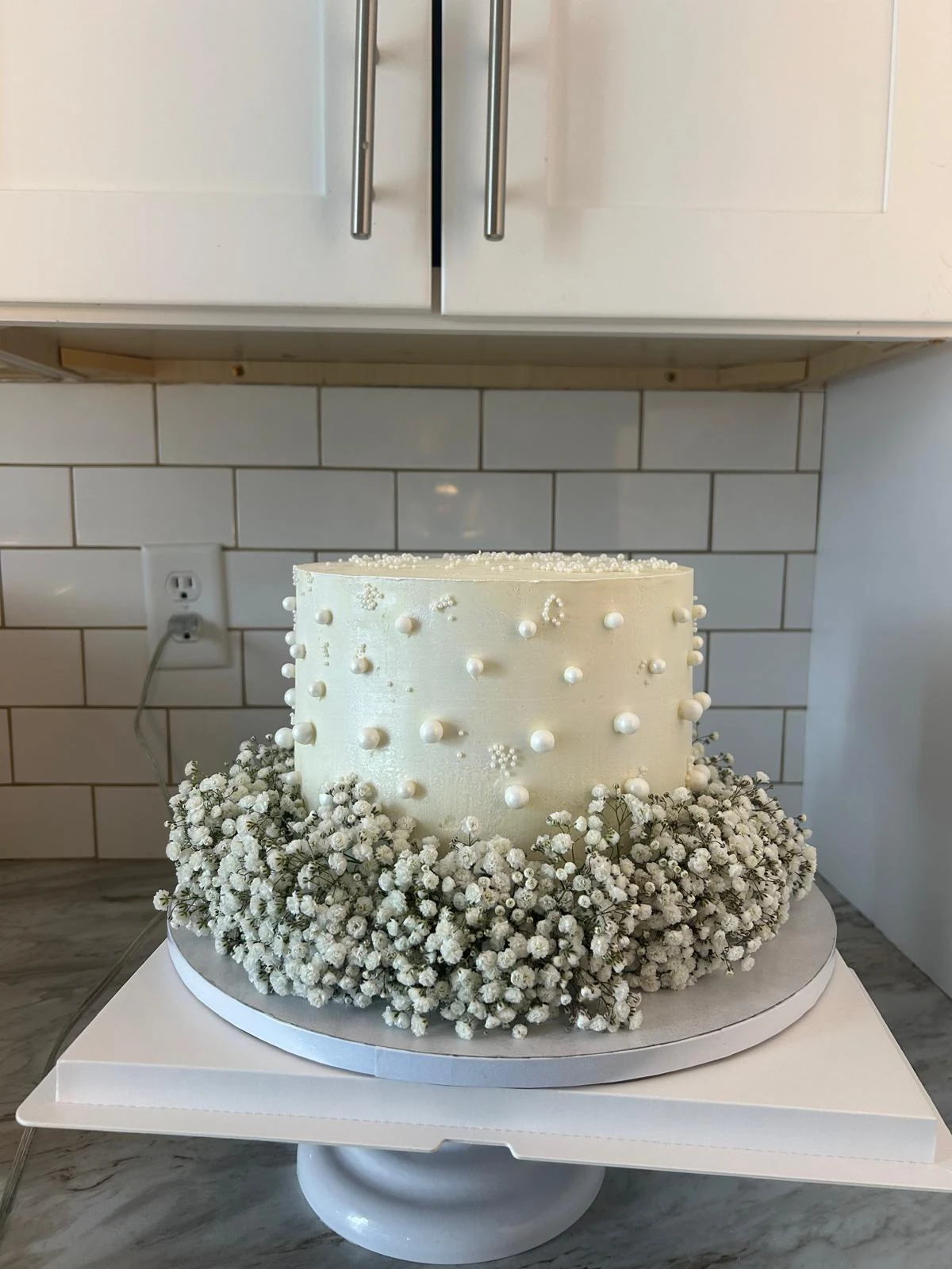Ivory cake with pearl details and flowers